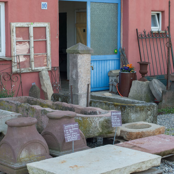 Hof- bzw. Lageransicht mit Bürotür