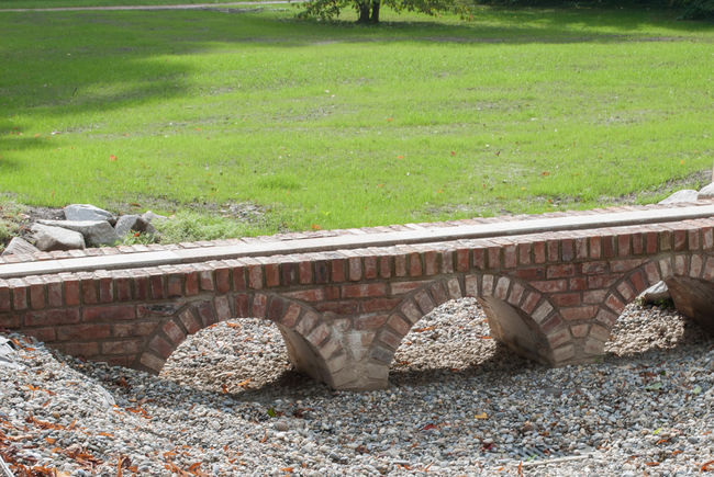 Belieferung mit Mauerziegeln zur Realisierung einer Ruinenlandschaft, Minigolfanlage Bad Bellingen