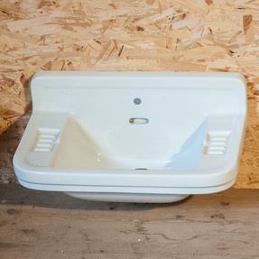 Waschbecken mit Wandspiegel und geriffelter Seifenablage Art. KB0016